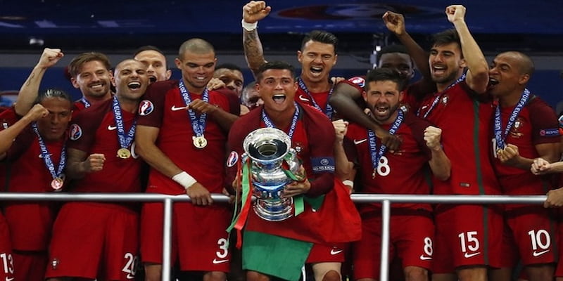 Cristiano Ronaldo xúc động cùng các đồng đội nâng chiếc cúp vô địch Euro 