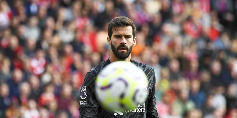 Chấn thương của Alisson xuất hiện vào cuối trận đấu giữa Liverpool và Crystal Palace