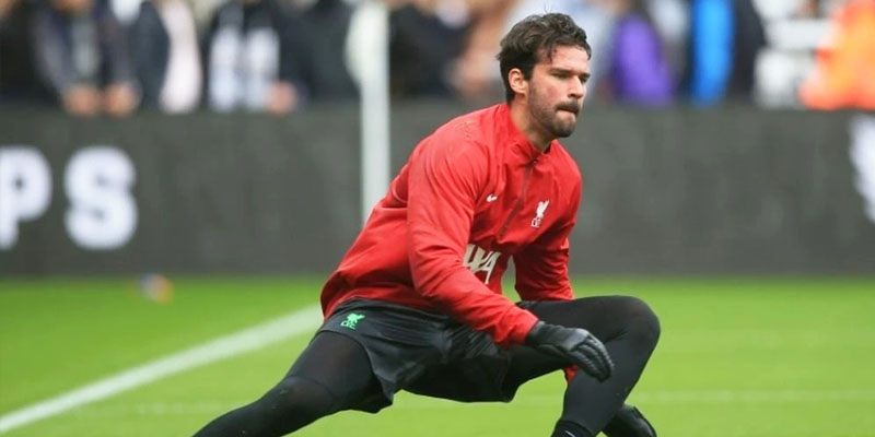 Alisson chấn thương là một cú sốc lớn với Liverpool